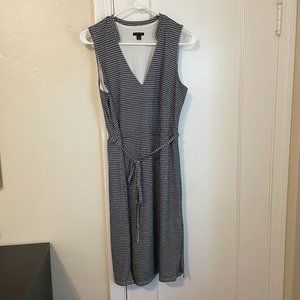 Ann Taylor Black & White V-neck dress (Size M)